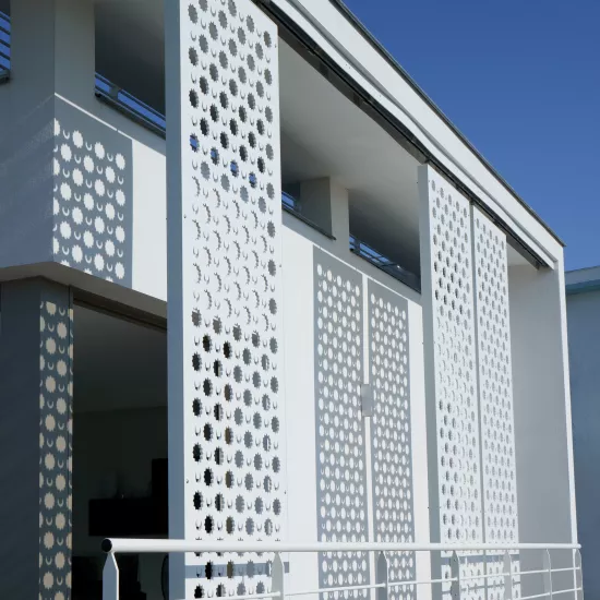 A sunshade façade in the 1950s spirit of the seaside