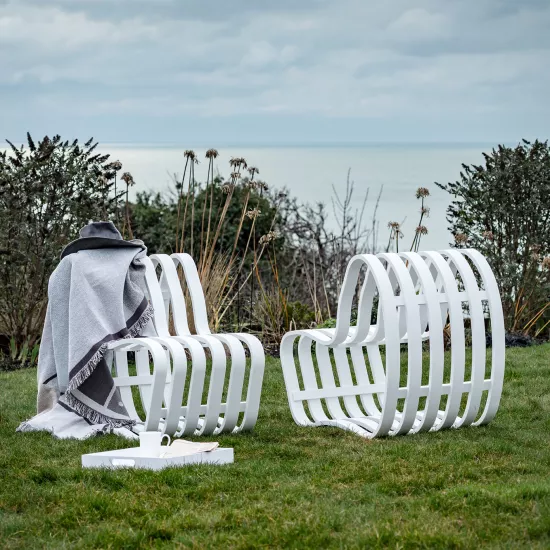 CURVE Outdoor: A light and airy HIMACS bench with flowing curves