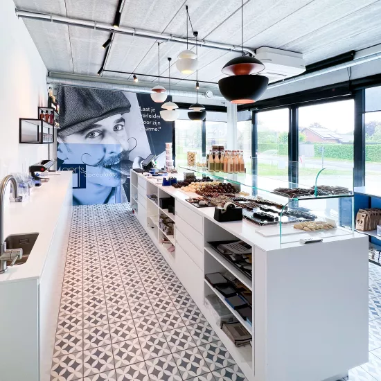 A blend of design and craftsmanship at a Belgian bakery shop with HIMACS at the fore