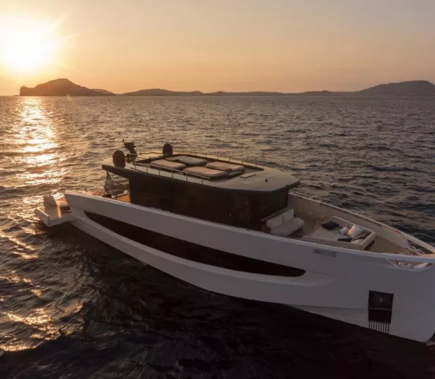 Il nuovo Yacht EVO V8 sceglie HIMACS