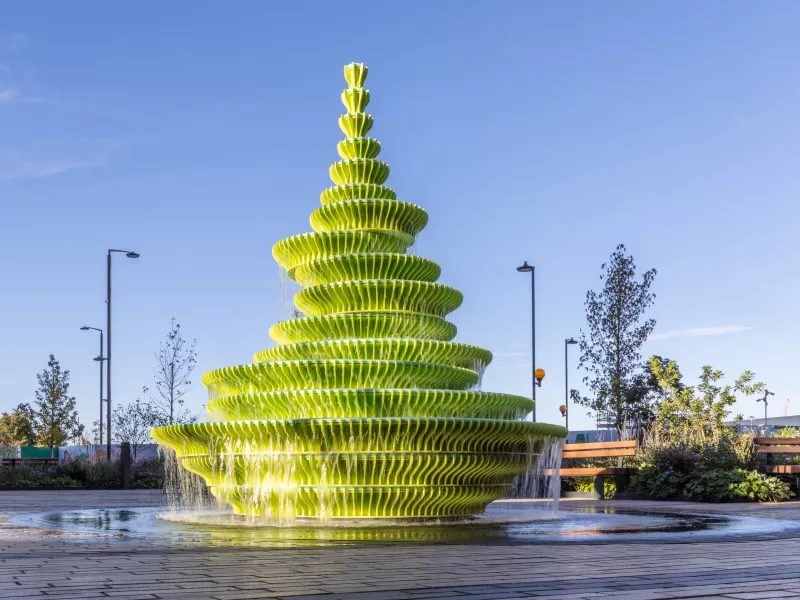Scolpire l’acqua: NEON reinventa la fontana urbana con HIMACS