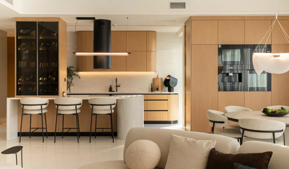 HIMACS verleiht diesem lichtdurchfluteten  Familien-Penthouse in Belgrad Ruhe und Eleganz